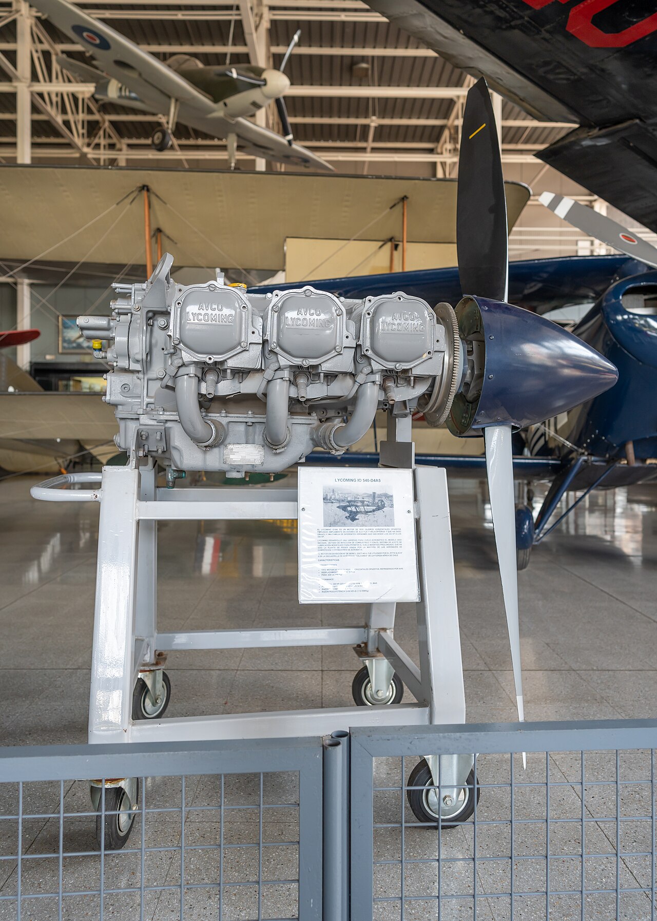 A Lycoming six-cylinder engine on display at the Museo Nacional Aeronáutico y del Espacio in Santiago, Chile; the museum's placard names it an IO-540-D4A5. It shows the engine family only; nothing is known about this engine's piston pins. Photo: Rjcastillo, CC BY-SA 4.0, via Wikimedia Commons.