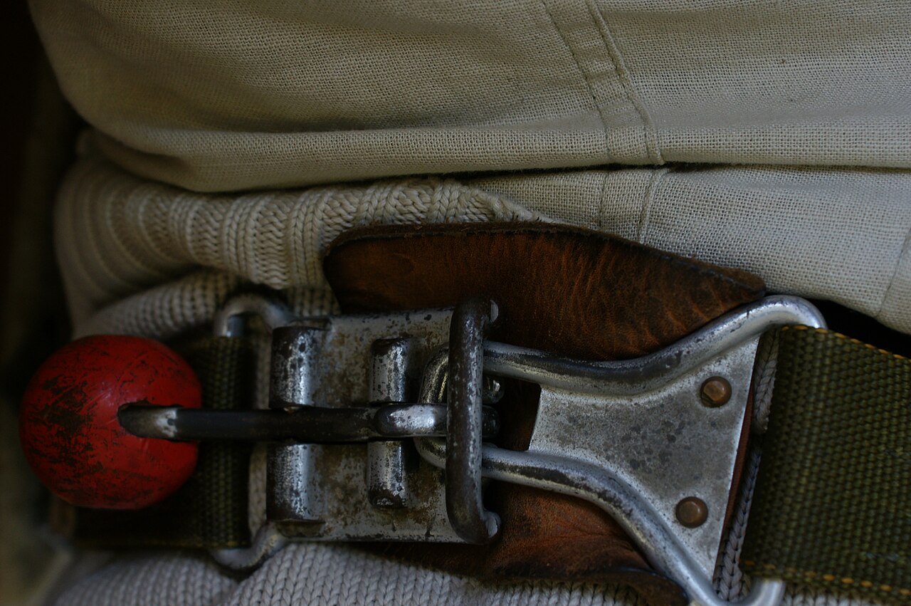 An old seat belt buckle in a Cessna 206. It shows an older restraint only; it is not one of the assemblies the bulletin describes. Photo: Valugi, CC BY-SA 3.0, via Wikimedia Commons.